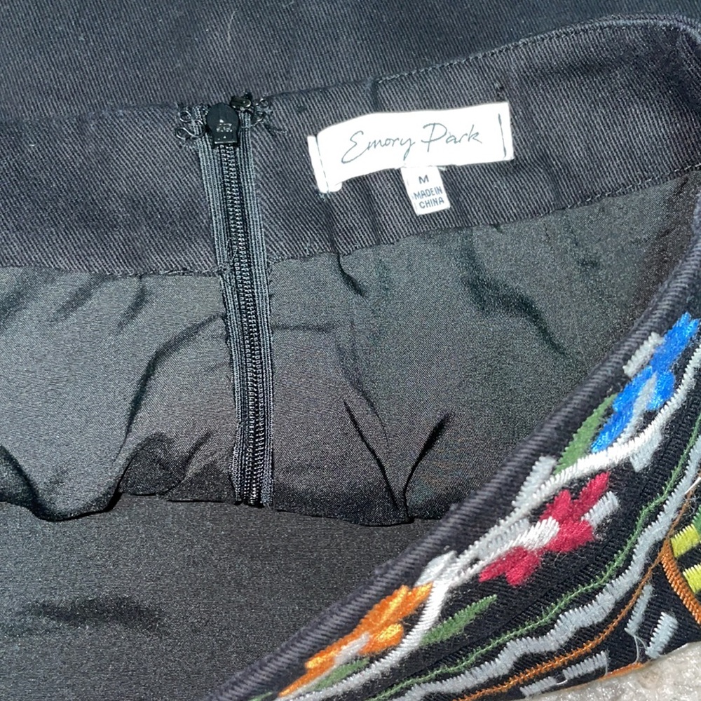 Francesca’s- Embroidered Mini Skirt NWOT - Picture 3 of 4